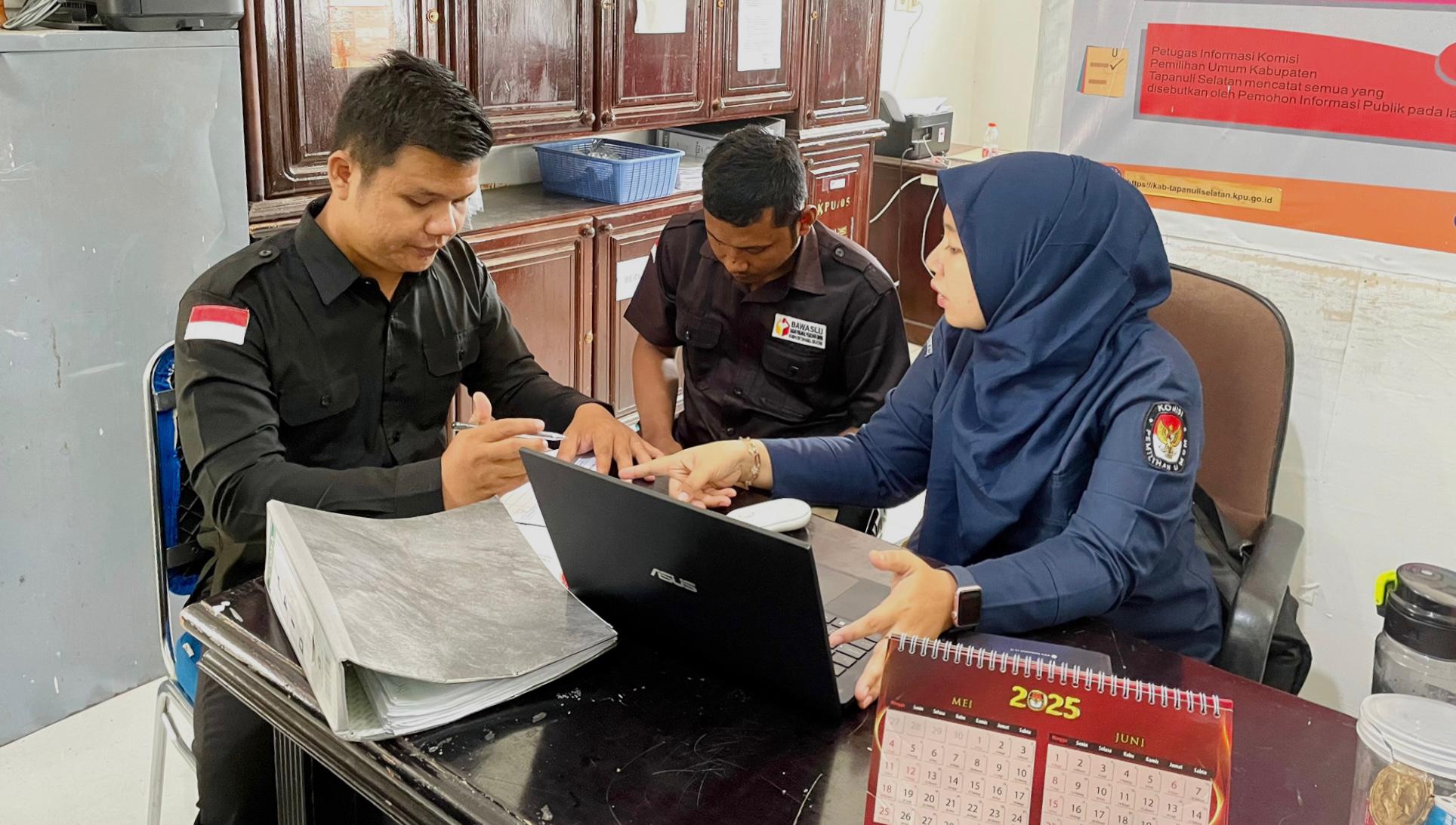 Menerima kunjungan dengan Bawaslu terkait meminta informasi mengenai Data Pemilih Berkelanjutan