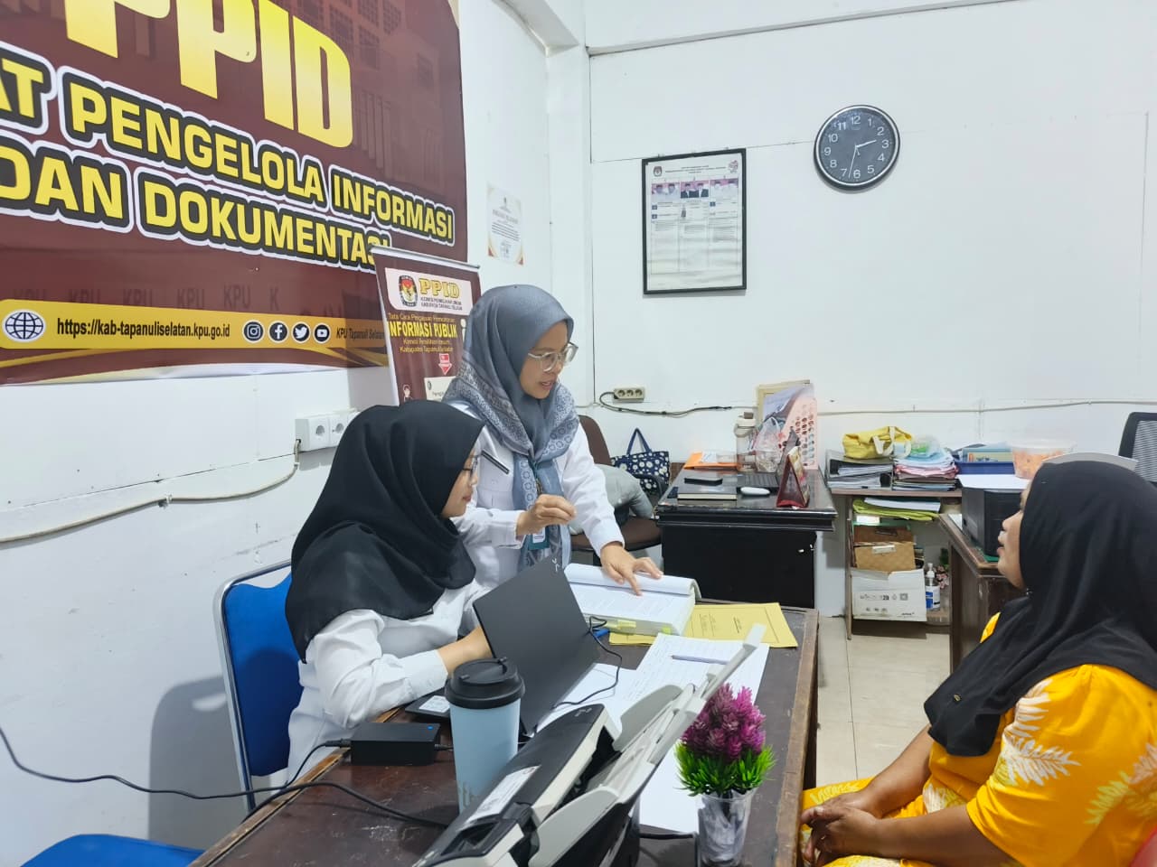 Melayani pelayanan publik mengenai permintaan informasi mengenai sistem perekruitan KPPS