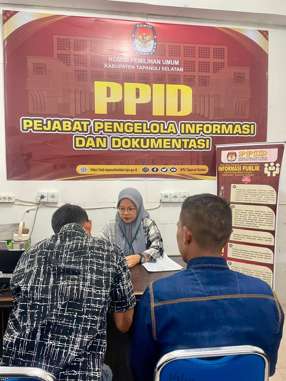 Melayani Permohonan Informasi Melalui PPID